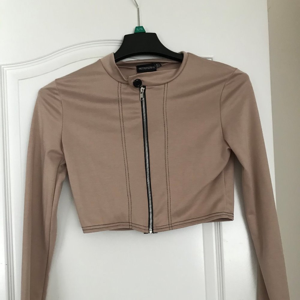 PRETTY LITTLE THING CROPPED TOP